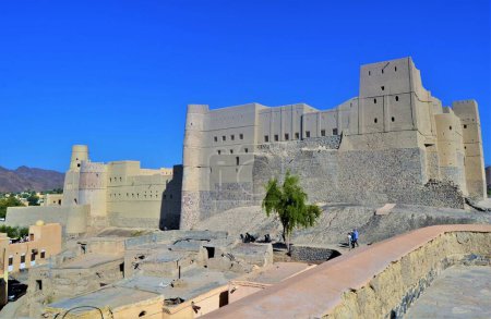 Bahla Fort, El fuerte y asentamiento de la tribu Banu Nabahina, un oasis amurallado en el desierto de Omán.