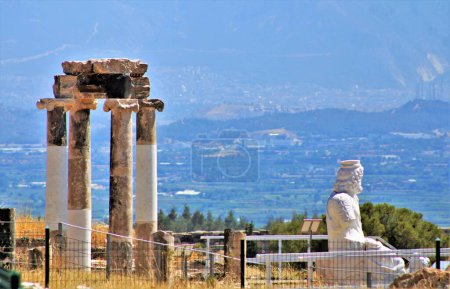 Un paisaje de la estatua de Artemis y el templo en Hierapolis, Pamukkale, Turkiye.