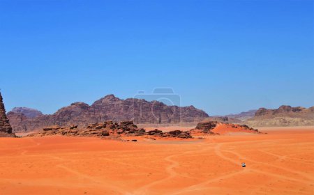Foto de The scenery of red desert and softrock mountains in Wadi Rum, Jordan. - Imagen libre de derechos
