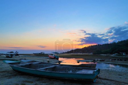 Foto de A scenic beauty of sunset moment over the shore, Bali. - Imagen libre de derechos