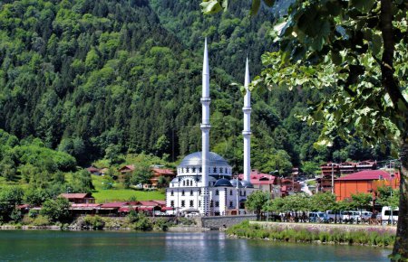 Foto de A beautiful mosque on the lake bank of Uzungol, Turkiye. - Imagen libre de derechos