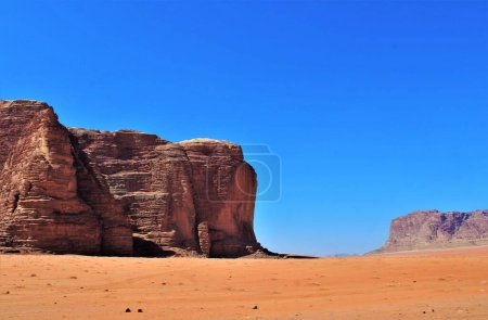 Foto de The scenery of sand dunes and softrock formations on desert of Wadi Rum. Jordan. - Imagen libre de derechos