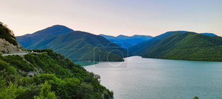 Téléchargez les photos : The Zhinvali Dam (a hydroelectric dam) on the Aragvi River in the Caucasus Mountains in Zhinvali, Georgia. - en image libre de droit