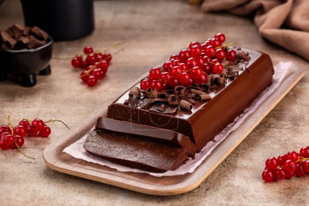 Chocolate Pudding Cake oder Mousse Jiggly mit Gelatine und Amaretti, kein Nachtisch backen, mit roter Johannisbeere. Kopierraum.