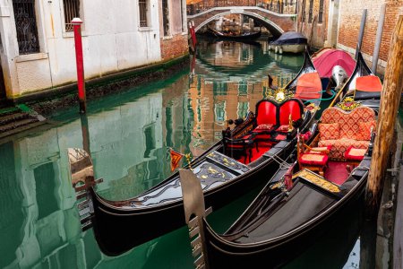 Téléchargez les photos : Gondoles dans l'un des canaux de Venise. - en image libre de droit