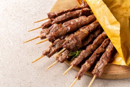 Arrosticini. Pinchos de cordero italianos o kebabs cocinados en un brasero. De la región italiana de Abruzos y Molise.