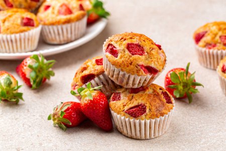 Téléchargez les photos : Gros plan sur les muffins ou cupcakes à la banane aux fraises. Fruits maison boulangerie sucrée, pâtisserie. Concentration sélective. - en image libre de droit