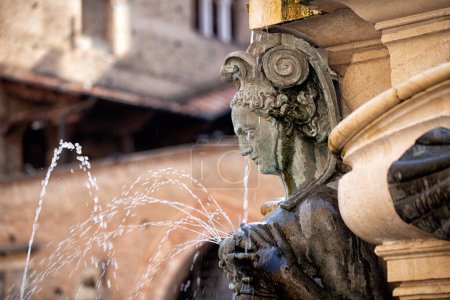 Téléchargez les photos : L'élément de la fontaine monumentale de Neptune à Bologne, Piazza Maggiore. Statue de nereid en lactation. Italie. - en image libre de droit