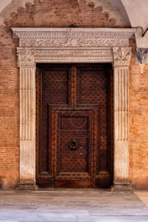 Téléchargez les photos : Italie, Bologne. Belle vieille porte cloutée sur mur de pierre médiévale. - en image libre de droit