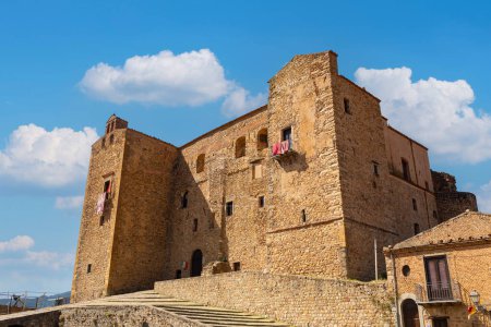 Foto de Castillo de la Ventimiglia Castelbuono en una pequeña ciudad medieval Sicilia. Hora de verano. Agosto de 2023. - Imagen libre de derechos