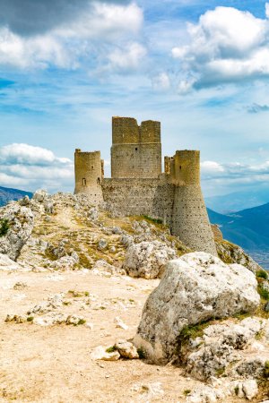 Foto de El Castillo de Rocca Calascio es una fortaleza de montaña en la provincia de L 'Aquila, Abruzos, Italia central, Europa. Situado en el Parque Nacional Gran Sasso e Monti della Laga. Imagen vertical. - Imagen libre de derechos