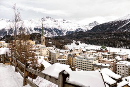 Foto de St. Moritz, Suiza. Vista del famoso resort. en invierno. Lago congelado. - Imagen libre de derechos