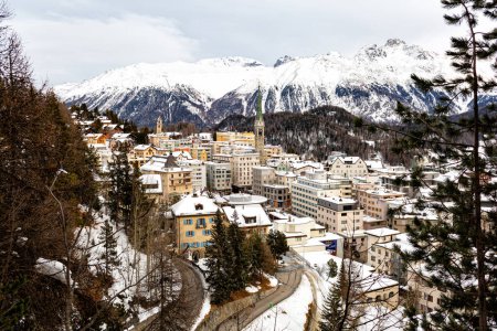 Foto de 24.12.2023, St. Moritz, Suiza. Vista aérea del famoso resort. Tiempo de invierno. - Imagen libre de derechos