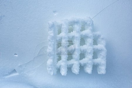 Foto de Rejilla helada en una superficie de hielo con grietas. Fondo abstracto. - Imagen libre de derechos