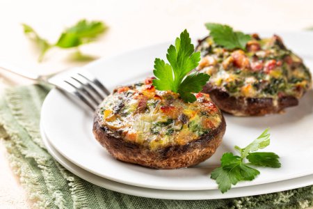 Téléchargez les photos : Tasses de champignons Portobello farcies, farcies aux poireaux, épinards, bacon et fromage. - en image libre de droit