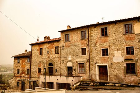 Téléchargez les photos : 2024.03.29 Incisa, Italie, Maison de Francesco Petrarca. L'endroit où le poète de la Renaissance Petrarch a grandi. - en image libre de droit