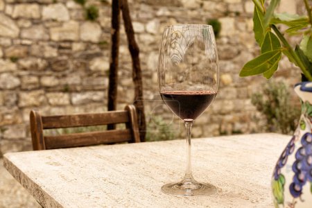 Foto de Degustaciones de vinos en una bodega Chianti Classico. Chianti es un vino tinto italiano producido en la Toscana central, principalmente a partir de la uva Sangiovese.. - Imagen libre de derechos