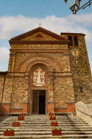 Téléchargez les photos : Une belle église en pierre Chiesa di Santa Maria in Panzano in Chianti, Toscane, Italie. - en image libre de droit