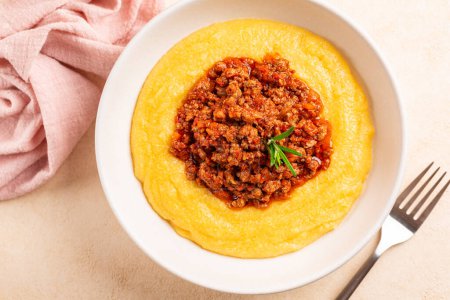 Téléchargez les photos : Vue du dessus de la polenta avec du ragu ou de la viande et de la sauce tomate bolognaise. Graine de maïs bouillie. - en image libre de droit