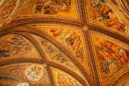 Foto de Orvieto, Italia 16 de agosto de 2023, frescos de la bóveda de la Capilla de la Virgen de San Brizio, Catedral de Orvieto, Duomo di Orvieto, Umbría. - Imagen libre de derechos