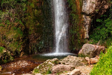 Italienischer Wasserfall im Naturpark - Cascata Verde. Parco delle Cascate, Italien, Naturpark im Dorf Molina, Gardasee, Italien.