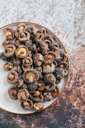 Téléchargez les photos : Croustilles aux champignons Shiitake prêtes à manger, collation naturelle saine, sans OGM, source de fibres alimentaires végétaliennes et excellente - en image libre de droit