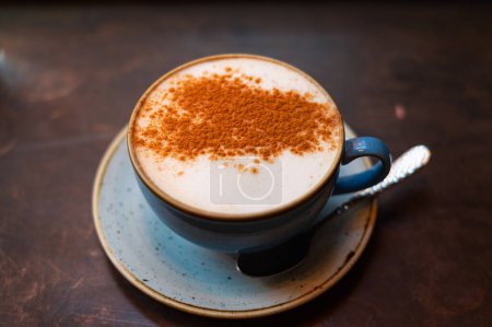 Téléchargez les photos : Mug with chai latte with alternative milk like almond, cashew, oat - en image libre de droit