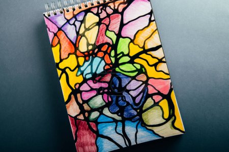Foto de Dibujo neurográfico colorido sobre papel con lápices y marcadores de color. Dibujos de terapia psicológica para liberar estrés y resolver problemas - Imagen libre de derechos