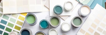 Téléchargez les photos : Petites boîtes de peinture échantillon pendant la rénovation de la maison, processus de choix de peinture pour les murs, différentes couleurs vertes et beiges, nuances sur le fond, taille de la bannière - en image libre de droit