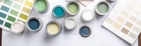 Téléchargez les photos : Petites boîtes de peinture échantillon pendant la rénovation de la maison, processus de choix de peinture pour les murs, différentes couleurs vertes et beiges, nuances sur le fond, taille de la bannière - en image libre de droit