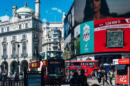Foto de Londres, Reino Unido - 21 de agosto de 2023: Ocupadas calles de verano y partes del Soho cerca de Piccadilly Circus, área de City of Westminster, parte del West End de Londres - Imagen libre de derechos