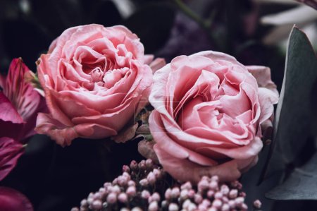 Schöner Strauß Rosen, Gipsophila und andere verschiedene Blumen auf dunklem Hintergrund