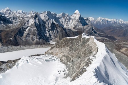 Vue de jour du mont Everest, Lhotse et Nuptse et le reste de l'Himalaya gamme de l'air. Parc national de Sagarmatha, vallée de Khumbu, Népal
.