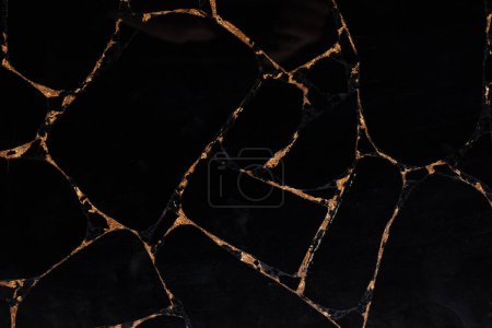 Téléchargez les photos : Pierre d'obsidienne noire texture avec une feuille d'or, fond de couleur foncée unique pour un design intérieur exclusif. - en image libre de droit