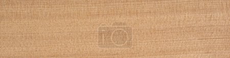 Cette image capture l'élégance discrète d'un placage de pruche, avec une teinte chaude aux textures de grain de bois subtiles et raffinées, idéal pour une esthétique minimaliste