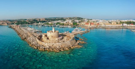 Vue aérienne de Rhodes, Dodécanèse, Grèce. Panorama avec port Mandraki, lagune et eau bleue claire. Destination touristique célèbre en Europe du Sud
