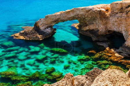 schöner natürlicher Felsbogen in der Nähe von Ayia Napa, Cavo Greco und Protaras auf der Insel Zypern, Mittelmeer. legendäre Brückenliebhaber. blaues Meer und sonniger Tag.