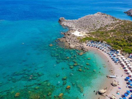 Foto de Aves aéreas vista del ojo drone foto bahía de Ladiko cerca de Anthony Quinn en la isla de Rodas, Dodecaneso, Grecia. Panorama con bonita laguna y agua azul clara. Destino turístico famoso en el sur de Europa - Imagen libre de derechos