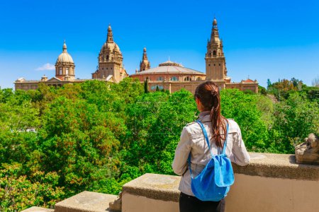 Téléchargez les photos : Femme touristique voir sur l'horizon de la belle Barcelone du Montjuic dans un ciel bleu clair et ensoleillé. Destination touristique célèbre Catalogne, Espagne - en image libre de droit