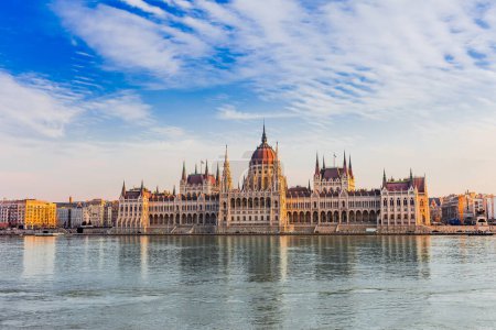 Foto de Paisaje urbano panorámico del famoso destino turístico Budapest con Danubio, parlamento y puentes. Paisaje iluminado de viaje en Hungría, Europa. - Imagen libre de derechos