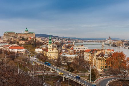 Foto de Paisaje urbano panorámico del famoso destino turístico Budapest con Danubio, parlamento y puentes. Paisaje iluminado de viaje en Hungría, Europa. - Imagen libre de derechos