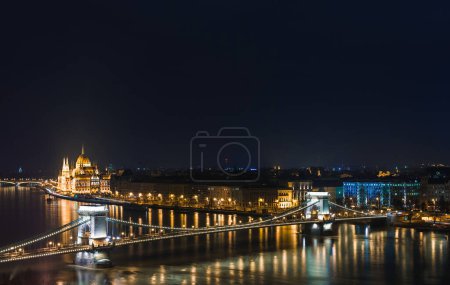 Téléchargez les photos : Vue de nuit de Budapest. Paysage urbain panoramique de la célèbre destination touristique avec le Danube, le parlement et les ponts. Voyage paysage illuminé en Hongrie, Europe
. - en image libre de droit