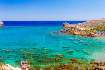 Vue sur la mer paysage photo baie de Ladiko près de Anthony Quinn baie sur l'île de Rhodes, Dodécanèse, Grèce. Panorama avec belle plage de sable et eau bleue claire. Destination touristique célèbre en Europe du Sud
