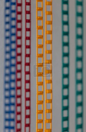 Foto de Cadenas de alambres de colores brillantes construcción de imagen de fondo - Imagen libre de derechos