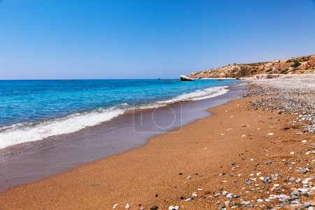 Foto de Hermosa playa en Petra tou Romiou (La roca del griego), el legendario lugar de nacimiento de Afrodita en Pafos, isla de Chipre, mar Mediterráneo. Increíble azul verde mar y día soleado
. - Imagen libre de derechos