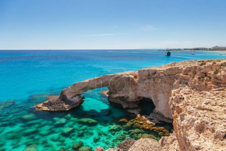Téléchargez les photos : Belle arche rocheuse naturelle près d'Ayia Napa, Cavo Greco et Protaras sur l'île de Chypre, mer Méditerranée. Amateurs de ponts légendaires. Incroyable mer bleue verte et journée ensoleillée
. - en image libre de droit