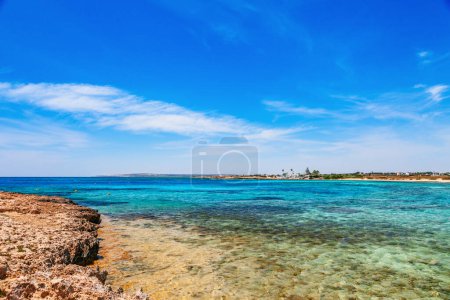 Téléchargez les photos : Beau paysage près de la plage Nissi et Cavo Greco à Ayia Napa, île de Chypre, mer Méditerranée. Incroyable mer bleue verte et journée ensoleillée
. - en image libre de droit