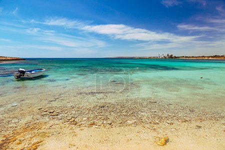 Téléchargez les photos : Beau paysage près de la plage Nissi et Cavo Greco à Ayia Napa, île de Chypre, mer Méditerranée. Incroyable mer bleue verte et journée ensoleillée
. - en image libre de droit