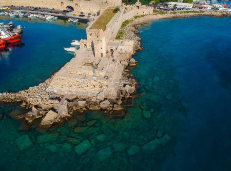 Téléchargez les photos : Vue aérienne de Rhodes, Dodécanèse, Grèce. Panorama avec port Mandraki, lagune et eau bleue claire. Destination touristique célèbre en Europe du Sud - en image libre de droit