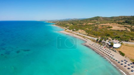 Téléchargez les photos : Oiseaux aériens vue aérienne drone photo plage sur l'île de Rhodes, Dodécanèse, Grèce. Panorama avec belle lagune et eau bleue claire. Destination touristique célèbre en Europe du Sud - en image libre de droit